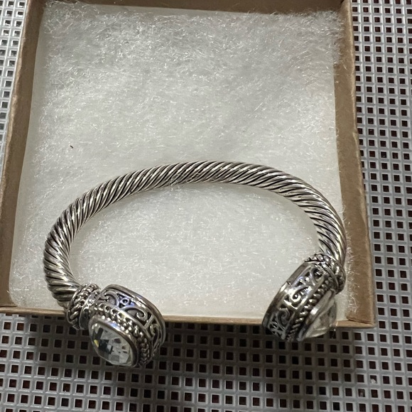 Beautiful silver tone bangle - Picture 3 of 7